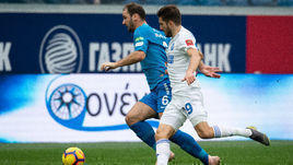 Алексей Сутормин (справа) в борьбе с защитником "Зенита" Браниславом Ивановичем (слева).