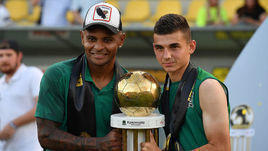 Ари (слева) с главным трофеем предсезонного турнира в Австрии.