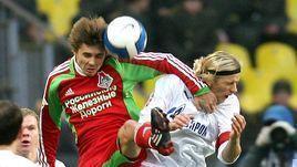 9 марта 2008 года. Москва. "Локомотив" - "Зенит" - 1:2. «Железнодорожник» Дмитрий Торбинский против питерца Анатолия Тимощука.