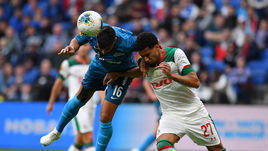 6 июля. Москва. "Зенит"- "Локомотив" - 2:3. Мурило (справа) против Кристиана Нобоа.