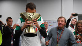 6 июля. Москва. "Зенит" - "Локомотив" - 2:3. Гильерме пьет из Суперкубка под взором Юрия Семина.