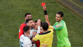 6 июня. Сан-Паули. Аргентина - Чили - 2:1. Главный арбитр Марио Альберто Диас де Вивар показывает красную карточку Лионелю Месси и Гари Меделю.