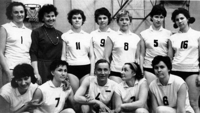 Серафима Кундиренко в качестве тренера (вторая слева). Фото volley.ru Серафима Кундиренко в качестве тренера (вторая слева). Фото volley.ru