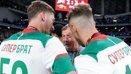 6 июля. Москва. Стадион "Динамо" имени Льва Яшина. "Зенит" - "Локомотив" - 2:3. Алексей Миранчук (слева), Юрий Семин и Антон Миранчук.