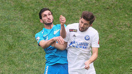 31 марта. Санкт-Петербург. "Зенит" – "Оренбург" – 3:1. Алексей Сутормин (справа) против Магомеда Оздоева.