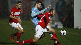 Георгий Мелкадзе (справа) и Александр Ломовицкий в контрольном матче "Спартака" с братиславским "Слованом" на февральском сборе в Белеке.