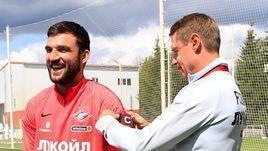 Главный тренер "Спартака" Олег Кононов (справа) и новый капитан команды Георгий Джикия.