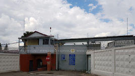 Июль. Алексеевка. Проходная ИК-4, где отбывают срок Александр и Кирилл Кокорины и Павел Мамаев.