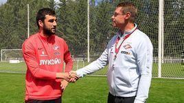 9 июля. Тарасовка. Новый капитан "Спартака" Георгий Джикия получает наставления от Олега Кононова.