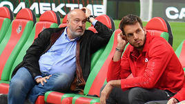 9 июля. Москва. Награждение игроков и тренеров "Локомотива" и встреча с болельщиками. Василий Кикнадзе (слева) и Гильерме (второй слева) сделали заявления о контракте и будущем вратаря. Что теперь будет делать Юрий Семин (справа)?