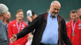 9 июля. Москва. Василий Кикнадзе во время встречи с болельщиками.