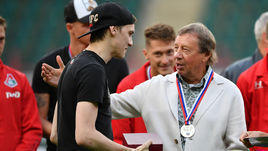 9 июля. Москва. Юрий Семин во время встречи команды и болельщиков "Локомотива".