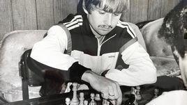 Начало 1980-х. Федор Черенков за игрой в шахматы.