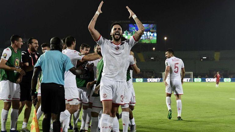 11 июля. Каир. Мадагаскар – Тунис – 0:3. Футболисты сборной Туниса празднуют победу в матче. Фото AFP 11 июля. Каир. Мадагаскар – Тунис – 0:3. Футболисты сборной Туниса празднуют победу в матче. Фото AFP