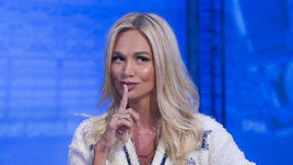 Июль. Москва. Виктория Лопырева в редакции "СЭ" повторила жест Аршавина.