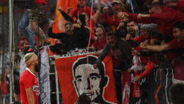 13 июля. Москва. "Спартак" - "Сочи" - 1:0. 93-я минута. Самюэль Жиго празднует победный гол у фанатской трибуны.