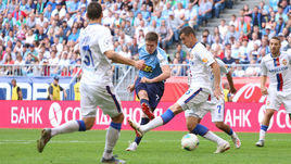 14 июля. Самара. "Крылья Советов" – ЦСКА – 2:0. 52-я минута. Первый голевой удар форварда хозяев Александра Соболева (№7).