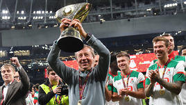 6 июля. Москва. "Зенит" - "Локомотив" - 2:3. Главный тренер железнодорожников Юрий Семин с Суперкубком России.