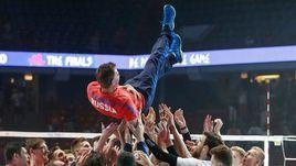 15 июля. Чикаго. Лига наций. Мужчины. Финал. Россия – США – 3:1. Российские волейболисты качают главного тренера Туомаса Саммелвуо после победы.