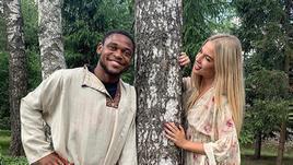 Луиз Адриану с девушкой.