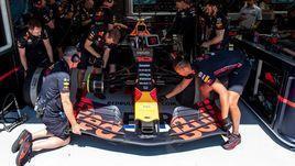 29 июня. Шпильберг. Пилот "Ред Булл" Пьер Гасли в боксах во время квалификации "Гран-при Австрии".