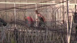 Александр Кокорин играет в футбол в колонии.