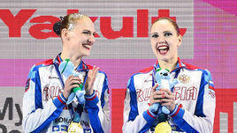 18 июля. Кванджу. Светлана Ромашина (слева) и Светлана Колесниченко на верхней ступеньке чемпионата мира.