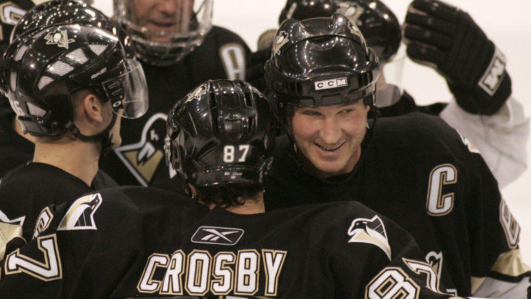 2005 год. Марио Лемье обнимает Сидни Кросби. Фото REUTERS 2005 год. Марио Лемье обнимает Сидни Кросби. Фото REUTERS