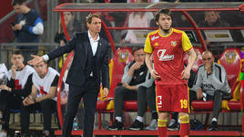 25 апреля. Тула. "Арсенал" - "Спартак" - 3:0. Олег Кононов и Резиуан Мирзов.