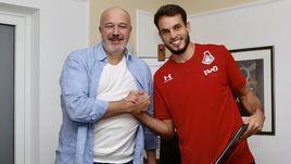 Гендиректор "Локомотива" Василий Кикнадзе (слева) и голкипер Гильерме.