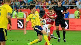 20 июля. Ростов-на-Дону. "Ростов" – "Спартак" – 2:2. Кирилл Левников (справа) не смог избежать вопросов по своей работе.