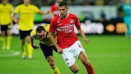 20 июля. Ростов-на-Дону. "Ростов" - "Спартак" - 2:2. Роман Зобнин уходит от Алексея Козлова.