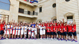 21 июля Баку. Президент ОКР Станислав Поздняков во главе российской делегации.