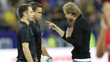 20 июля. Ростов-на-Дону. "Ростов" - "Спартак" - 2:2. Главный тренер хозяев Валерий Карпин общается с арбитрами Кириллом Левниковым и Рашидом Абусуевым (справа налево).