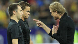 20 июля. Ростов-на-Дону. "Ростов" - "Спартак" - 2:2. Главный тренер хозяев Валерий Карпин общается с арбитрами Кириллом Левниковым и Рашидом Абусуевым (справа налево).