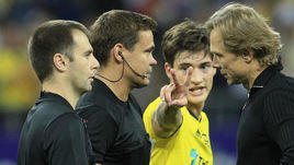 20 июля. Ростов-на-Дону. "Ростов" - "Спартак" - 2:2. Главный тренер дончан Валерий Карпин (справа) и полузащитник Матиас Норманн (второй справа) после матча общаются с главным арбитром Кириллом Левниковым (второй слева).