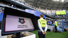 21 июля. Москва. "Динамо" - "Рубин" - 0:1. Эта игра стала первой в РПЛ, на которой ВАР работал в боевом режиме. Но его активное вмешательство не потребовалось, а главный судья не смотрел повторы.