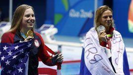 8 августа 2016 года. Рио-де-Жанейро. Лилли Кинг (золото) и Юлия Ефимова (серебро) на награждении после дистанции 100 метров брассом.