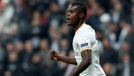 25 октября 2018 года. Стамбул. "Бешикташ" - "Генк" - 2:4. Мбвана Саматта в одном из игровых эпизодов.