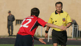 2005 год. Арбитр Михаил Ходырев.