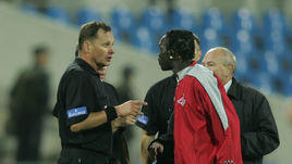 10 сентября 2004 года. Москва. ЦСКА - "Спартак" - 2:1. Арбитр Михаил Ходырев и удаленный спартаковец Бай Кебе.