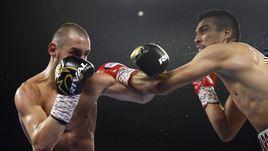 Максим Дадашев (слева) против Антонио де Марко.