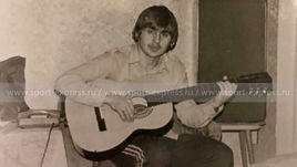 Молодой Федор Черенков с гитарой.