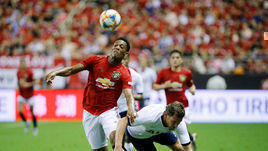 25 июля. Шанхай. "Тоттенхэм" - "Манчестер Юнайтед" - 1:2. Антони Марсьяль (слева) опережает Яна Фертонгена в борьбе за мяч.