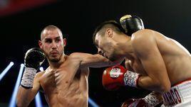 Максим Дадашев (слева) против Антонио де Марко.