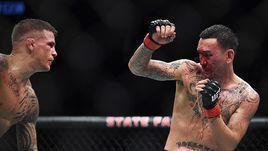 Макс Холлуэй (справа) против Дастина Порье.