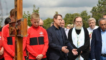 Четверг. Троекуровское кладбище. Мероприятия в честь 60-летия Федора Черенкова.