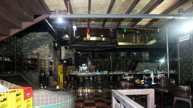 В ночном клубе Кванджу обрушился балкон. Пострадали спортсмены. В ночном клубе Кванджу обрушился балкон. Пострадали спортсмены.