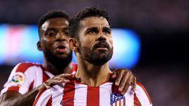 Форвард "Атлетико" Диегу Коста празднует забитый мяч в ворота "Реала".