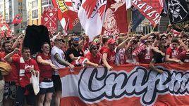 Болельщики "Спартака" на проходе в Саранске. Фанаты взяли с собой на стадион пиджаки.